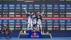 Das Siegerpodest der Damen: Anna Newkirk, Gracey Hemstreet und Valentina Höll (von links). (Bild: WHOOP UCI Mountain Bike World Series / Innes Graham)