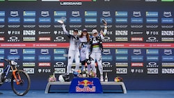 Das Siegerpodest der Damen: Anna Newkirk, Gracey Hemstreet und Valentina Höll (von links). (Bild: WHOOP UCI Mountain Bike World Series / Innes Graham)