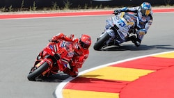 Marc Marquez (l.) gewann vor Bruder Alex (r.). (Bild: EPA/JAVIER CEBOLLADA)
