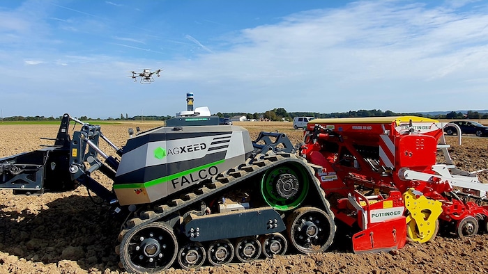 Dieser Traktor ist mit Satellitendaten unterwegs. 