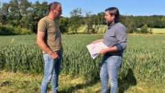 Bürgermeister Unger und Ortsvorsteher Zetter begutachten das Gelände, auf dem das geplante ...