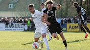 Voitsbergs Kicker (li.) steigen aus Liga zwei wieder ab.