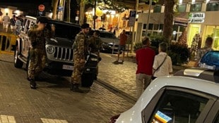 Auch das Militär ist in Lignano im Einsatz. (Bild: Klaus Loibenegger)