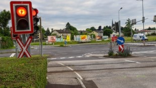 Die Ampel stand auf Rot, als der Sechsjährige die Geleise mit seinem Rad überqueren wollte und dabei erfasst wurde. (Bild: Matthias Lauber/laumat.at)