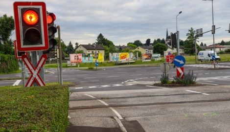 Die Ampel stand auf Rot, als der Sechsjährige die Geleise mit seinem Rad überqueren wollte und dabei erfasst wurde. (Bild: Matthias Lauber/laumat.at)