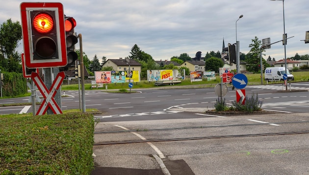 Die Ampel stand auf Rot, als der Sechsjährige die Geleise mit seinem Rad überqueren wollte und dabei erfasst wurde.