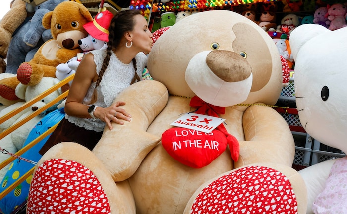 Volksfest zum Kuscheln: Verena mit Riesen-Teddy