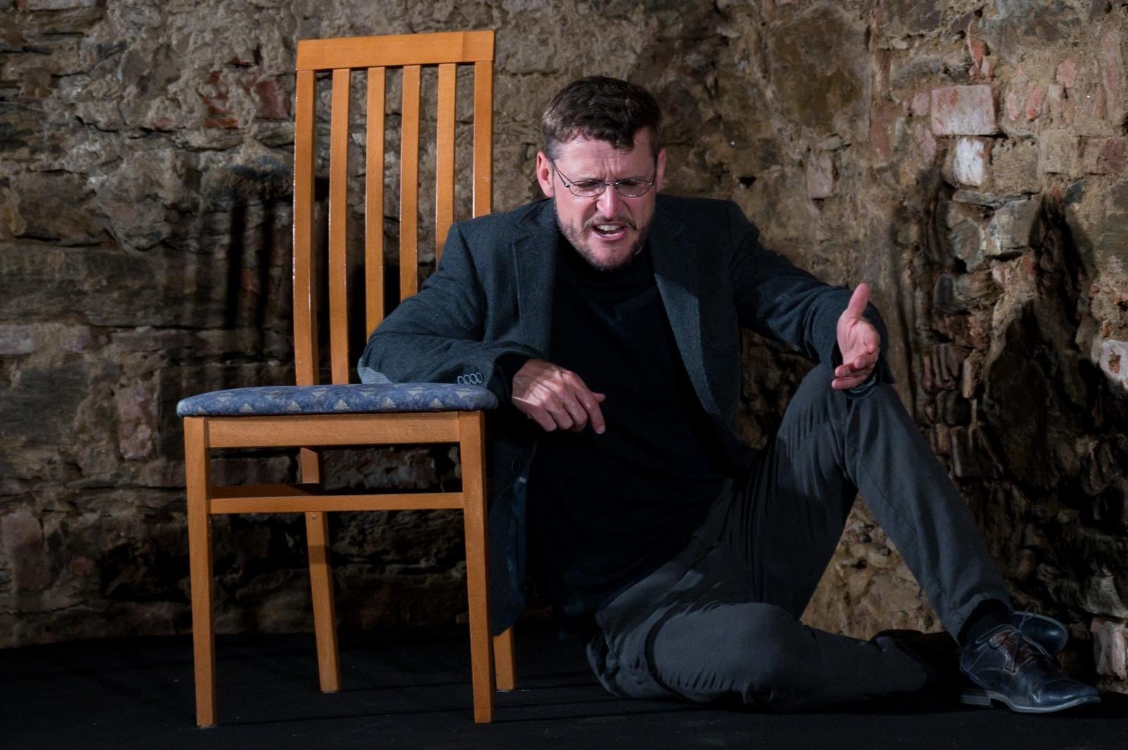 Aber im Tod kommen Zweifel auf. (Bild: theaterleben Dominik Brei) Aber im Tod kommen Zweifel auf. (Bild: theaterleben Dominik Brei)