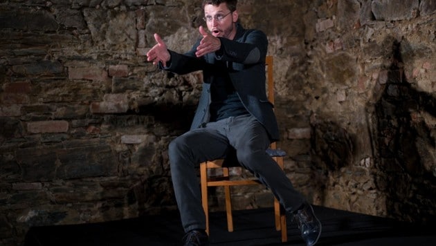 Habt ihr meine Güte erkannt? Hat Gott meine Güte erkannt? – Viele Fragen quälen den Firlinger im Tod. (Bild: theaterleben Dominik Brei)