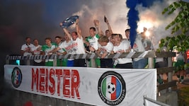 Frenetische Freudenfeier beim Meister der 2. Klasse Nord A Perwang/Michaelbeuern.