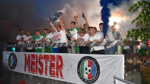 Frenetische Freudenfeier beim Meister der 2. Klasse Nord A Perwang/Michaelbeuern.