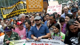 DiCaprio (Mitte) setzt sich regelmäßig für den Klimaschutz ein – ist allerdings privat nicht ...