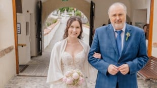 Der stolze Papa mit Tochter Laura als Braut  (Bild: privat)