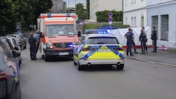 Die Polizei hat den Unfallort abgeschirmt. (Bild: Markus Zechbauer/dpa/picturedesk.com)