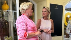 Alexandra Meissnitzer (re.) bei der Eröffnung der Bar Centrale von Christina-Sonja Weinhandl