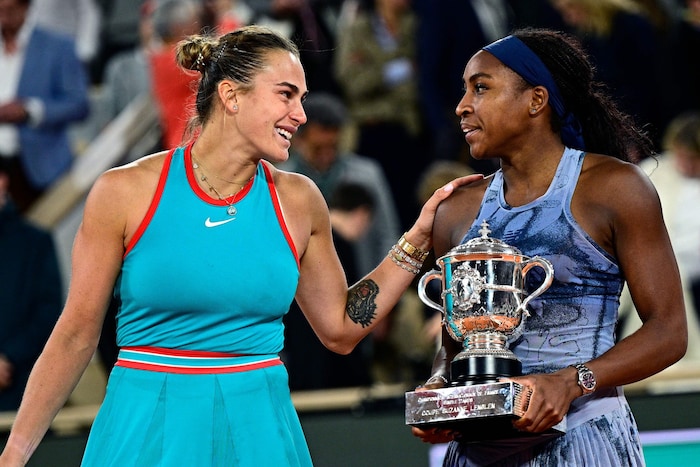 Aryna Sabalenka (l.) gab sich als faire Verlierin.