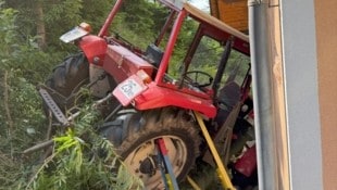 Nachdem sich der Traktor mehrfach überschlagen hatte, wurde er von einer Hausmauer gestoppt.