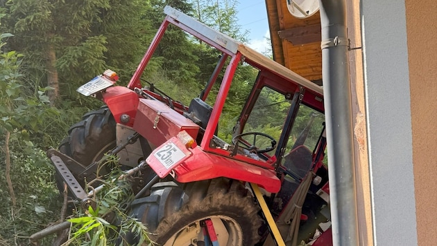 Nachdem sich der Traktor mehrfach überschlagen hatte, wurde er von einer Hausmauer gestoppt.