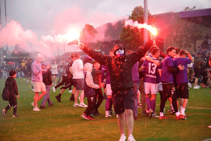 Hunderte Fans stürmten nach Schlusspfiff den Rasen. 
