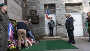 Landeshauptmann Peter Kaiser und Bundespräsident a.D. Heinz Fischer bei der Kranzniederlegung.
