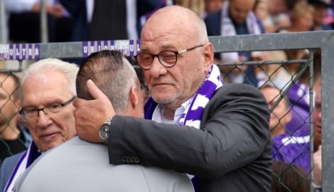 Umarmung zum Abschied? Claus Salzmann kündigte bei der violetten Aufstiegs-Party seinen Rücktritt an. (Bild: Tröster Andreas)
