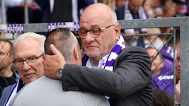Umarmung zum Abschied? Claus Salzmann kündigte bei der violetten Aufstiegs-Party seinen ...