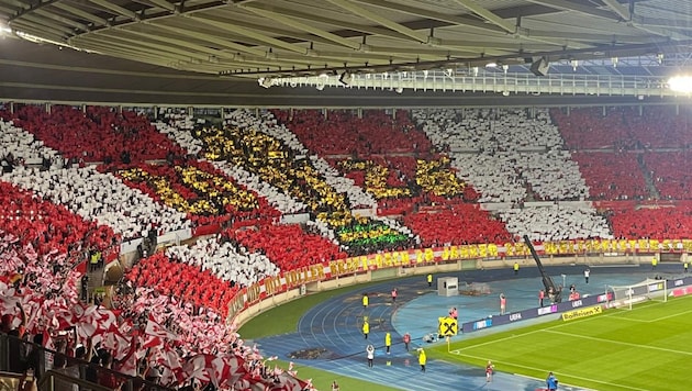 Ein via „Choreo“ dargestellter Riesen-WM-Pokal sollte den Österreich-Kickern auf dem Feld Flügel verleiehen.