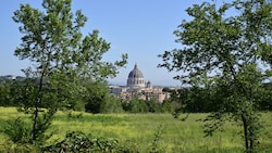 Vom Park Villa Pamphili hat man einen Blick auf den Petersdom. (Bild: AFP/Alberto PIZZOLI)