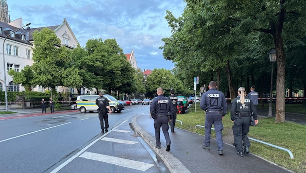 Die 30-Jährige soll auf mehrere Passanten mit einem Messer losgegangen sein.