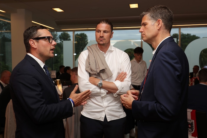 Sebastian Prödl (Mitte) mit ÖFB-Geschäftsführer Bernhard Neuhold (re.) und einem Gast