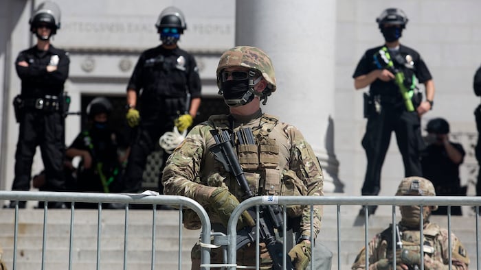 Die Soldaten patrouillieren unter anderem um das Weiße Haus herum und auf der von Touristen ...