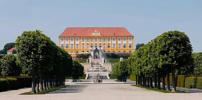 Mario Kreuzer dreht die Folge über den Garten im Barockschloss Hof.