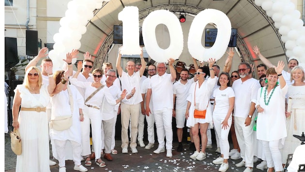 Im Mittelpunkt stand natürlich die Farbe Weiß. Bürgermeister Thomas Steiner (unter dem ersten Nuller) nahm die Gelegenheit wahr, an „100 Jahre Eisenstadt als Landeshauptstadt“ zu erinnern. Dieses Jubiläum wird heuer begangen.