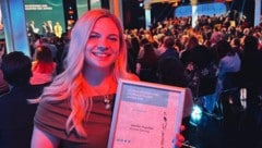 Jennifer Kapellari mit ihrer Urkunde im voll besetzten ORF-Saal; dort, wo sonst die „Dancing ...