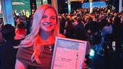 Jennifer Kapellari mit ihrer Urkunde im voll besetzten ORF-Saal; dort, wo sonst die „Dancing ...