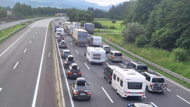 Stau auf der Tauernautobahn bei Wals-Viehhausen in Salzburg