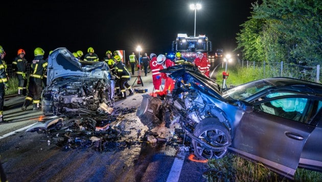 Beide Autos wurden massiv beschädigt.