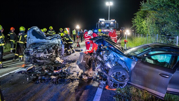 Beide Autos wurden massiv beschädigt.