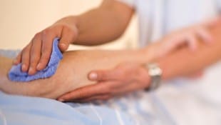 Der 63-Jährige soll die Medikamente seiner pflegebedürftigen Lebensgefährtin falsch dosiert ...