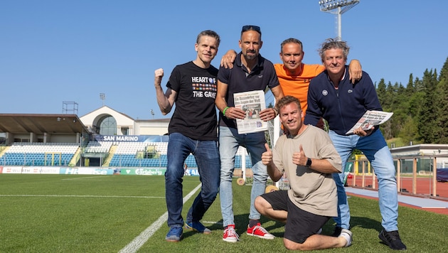 Die „Krone“-Reporter Christian Reichel, Alexander Hofstetter, Rainer Bortenschlager sowie Sportchef Peter Moizi (von li. nach re.) berichten aus San Marino. Auch Fotograf Mario Urbantschitsch (kniend) ist vor Ort.  