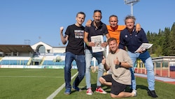 Die „Krone“-Reporter Christian Reichel, Alexander Hofstetter, Rainer Bortenschlager sowie Sportchef Peter Moizi (von li. nach re.) berichten aus San Marino. Auch Fotograf Mario Urbantschitsch (kniend) ist vor Ort.   (Bild: Urbantschitsch Mario)