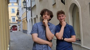 Die Denker: Felix Repnig und Nils Huditsch beobachten, denken nach, beginnen zu schreiben, gehen ...