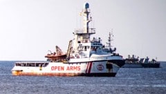 Ein Schiff der spanischen NGO Open Arms rettete Dutzende Flüchtlinge von einer aufgelassenen ...