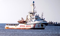 Ein Schiff der spanischen NGO Open Arms rettete Dutzende Flüchtlinge von einer aufgelassenen ...