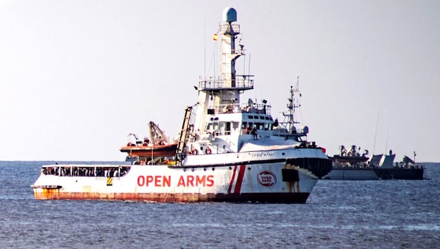 Ein Schiff der spanischen NGO Open Arms rettete Dutzende Flüchtlinge von einer aufgelassenen Ölplattform.