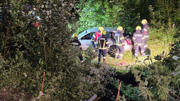 Feuerwehrleute zogen das Fahrzeug wieder auf die Straße.