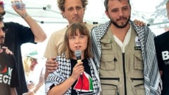 Greta Thunberg mit Thiago Avila (re.) vor der Abfahrt aus Sizilien