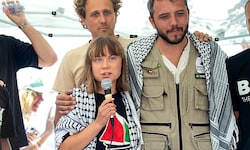 Greta Thunberg mit Thiago Avila (re.) vor der Abfahrt aus Sizilien