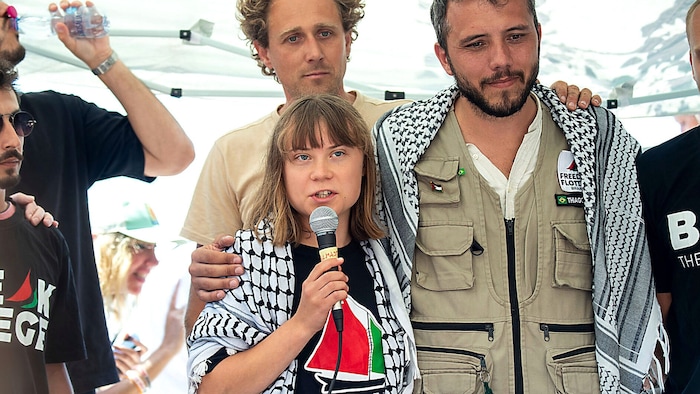 Greta Thunberg mit Thiago Avila (re.) vor der Abfahrt aus Sizilien