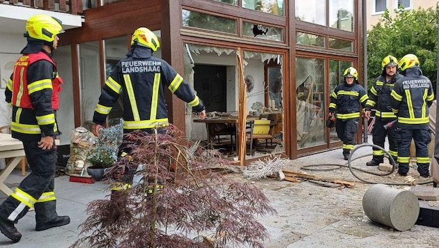 Einsatzkräfte dichteten die zerstörten Fenster behelfsmäßig ab.